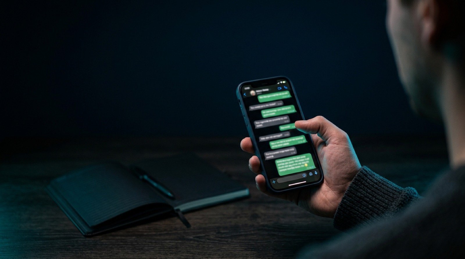 Visitante decidindo a contratação pelo celular
